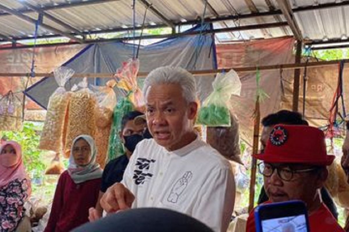 Ganjar Pranowo terima keluhan naiknya harga bahan pokok di Pasar Kota Wonogiri