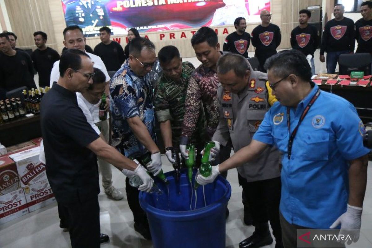 Polisi musnahkan minuman keras hasil razia tempat hiburan malam