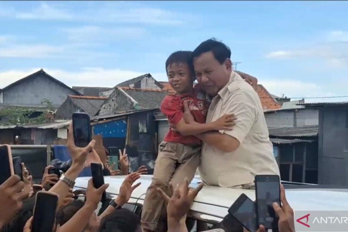 Saat kampanye, Prabowo angkut bocah di atas kap mobil