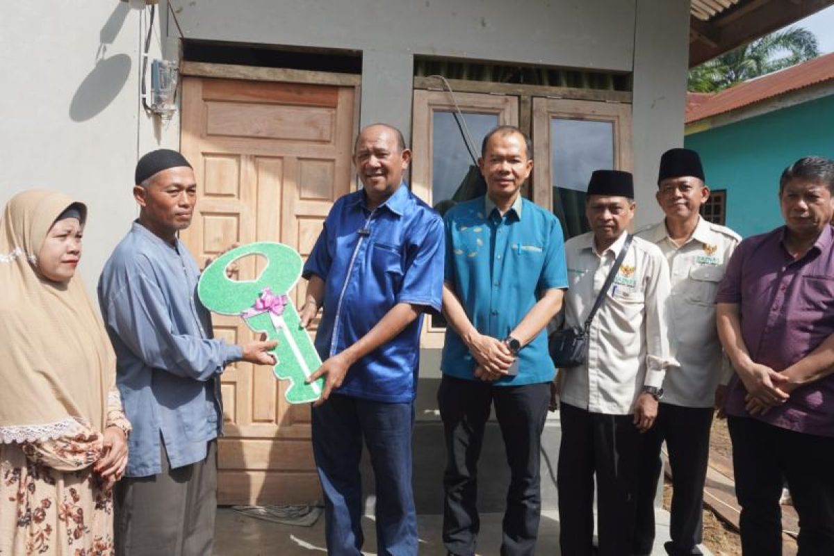 Plt Bupati Langkat serahkan kunci rumah program Baznas