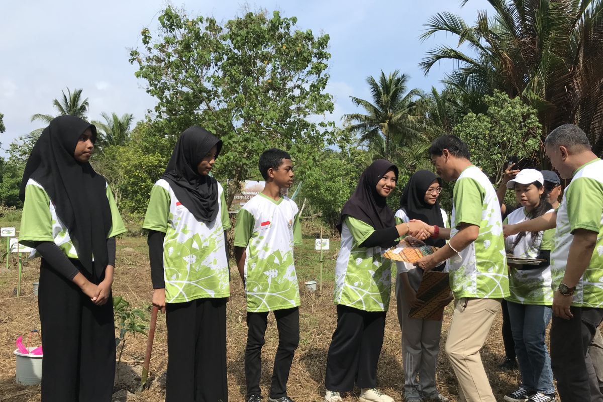 KLHK serahkan sertifikat green ambasador bagi enam pelajar di Maluku