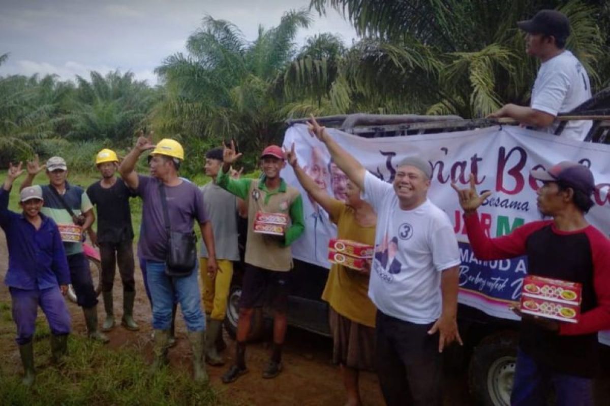 Jumat berbagi, Relawan Arus Ganjar bagikan 5.000 nasi kotak di Sumut