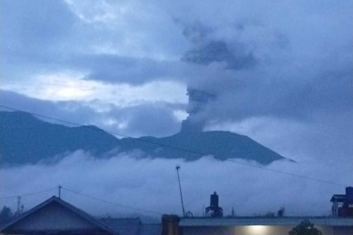 Gunung Marapi Sumbar kembali erupsi diiringi bunyi dentuman keras