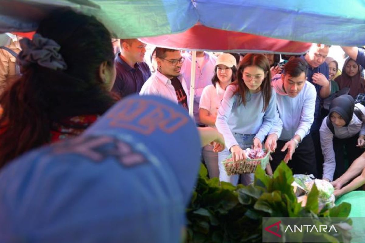 Gibran kampanye "blusukan" ke Pasar Batu Cermin di Labuan Bajo