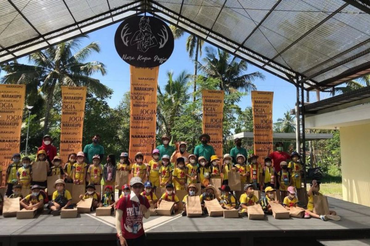 Nara Kupu Jogja bagi-bagi susu gratis para pengunjung