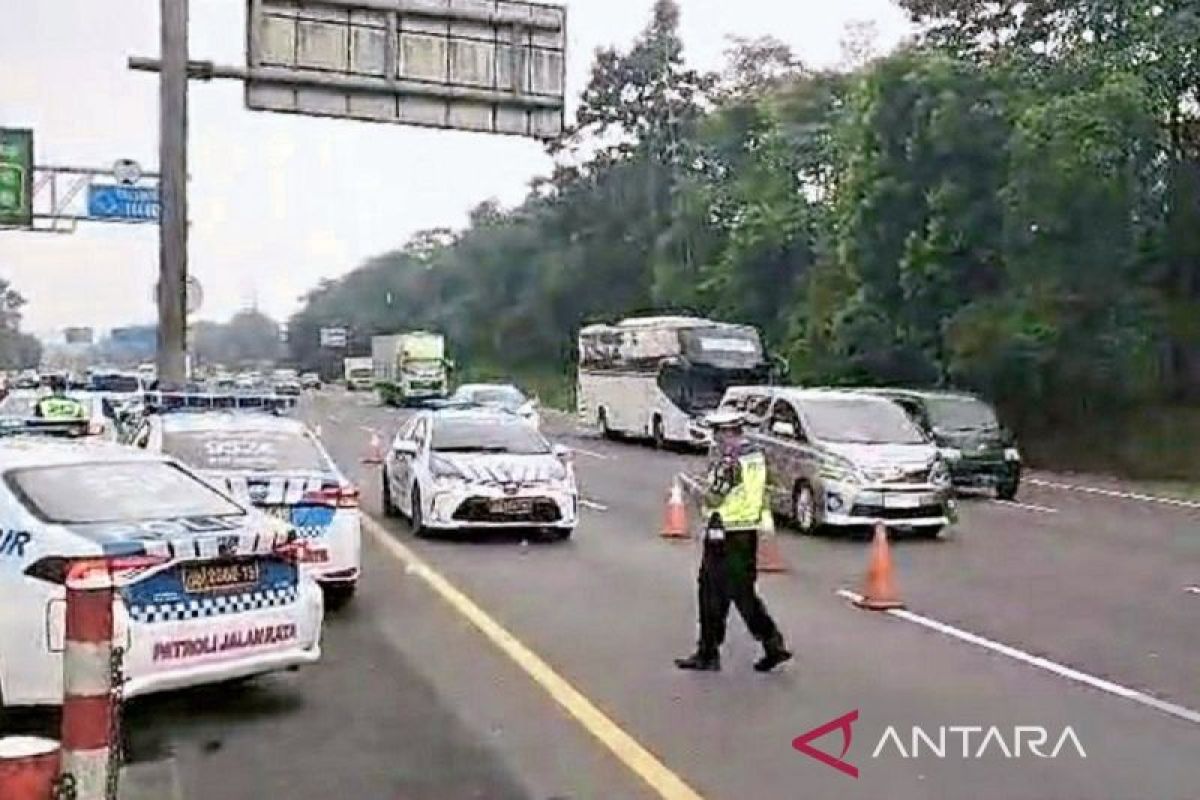 Contraflow di jalan Tol Japek dihentikan setelah lalu lintas lancar