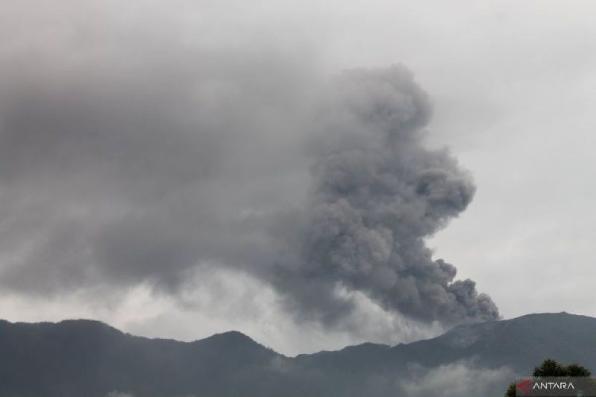 Gunung Marapi Sumbar erupsi lagi diiringi bunyi dentuman keras