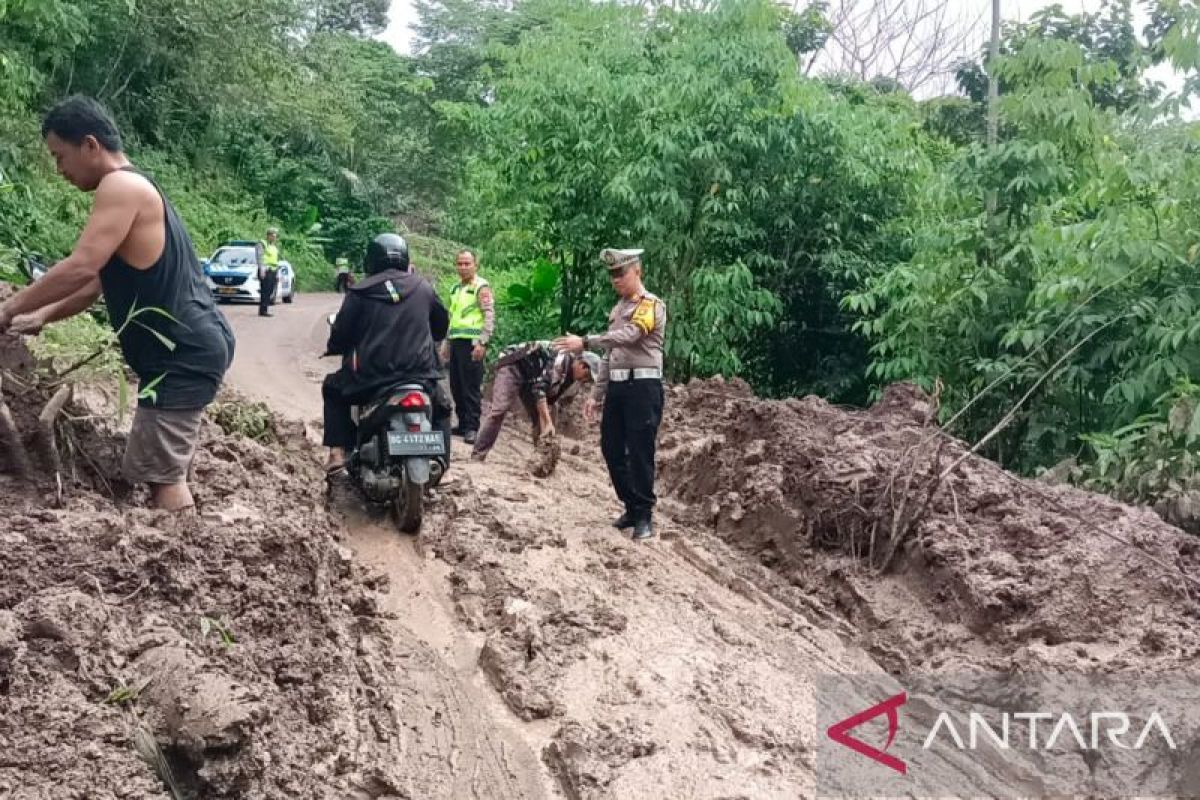 Polisi antisipasi kemacetan akibat tanah longsor  di Empat Lawang