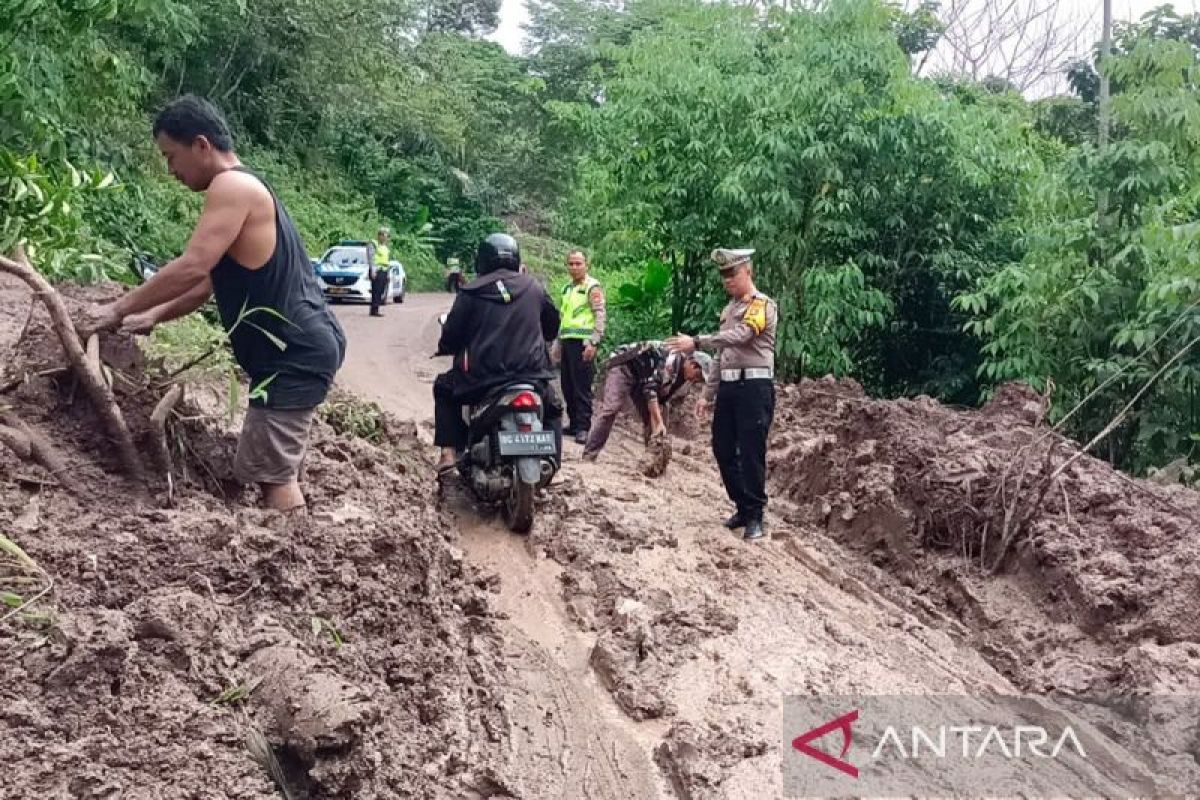 Polisi antisipasi kemacetan akibat tanah longsor di Empat Lawang