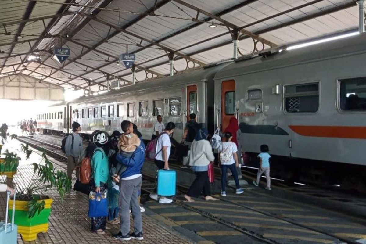 Penumpang di terminal dan stasiun Lumajang meningkat selama liburan