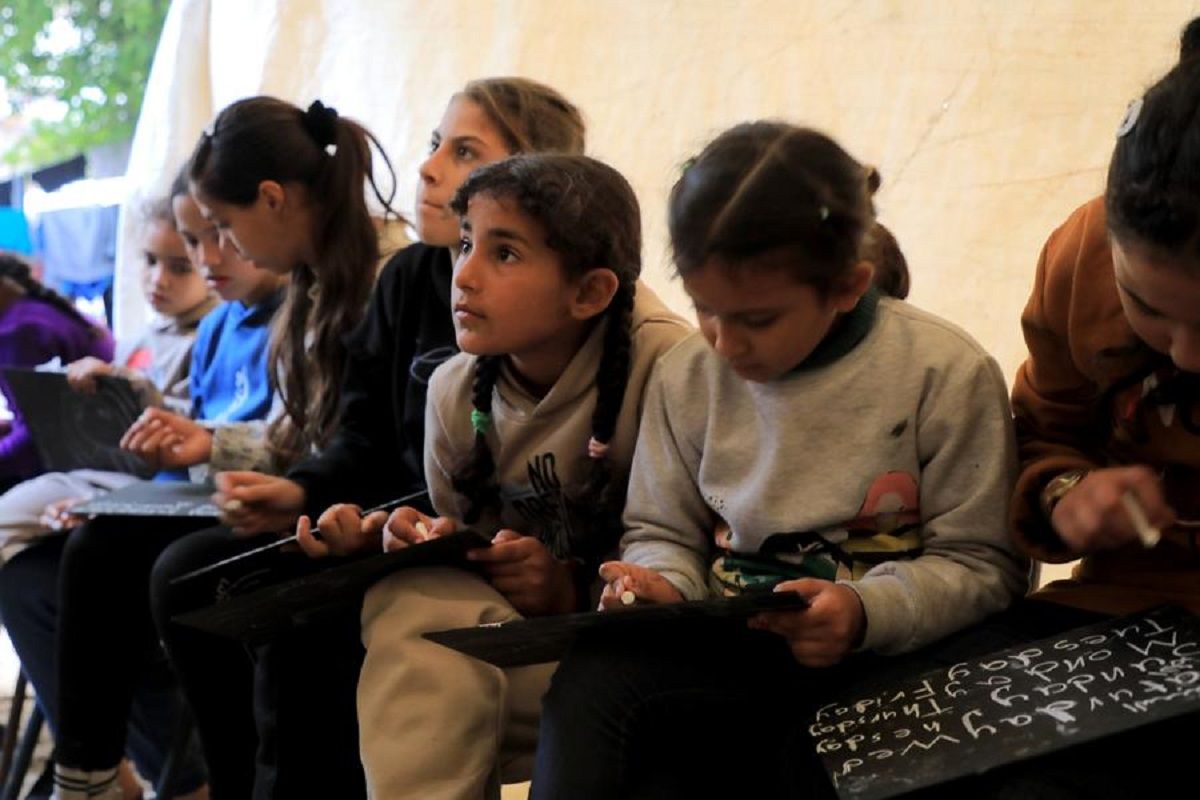 Anak-anak di Jalur Gaza belajar di ruang kelas sementara