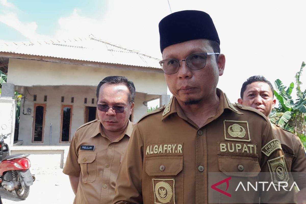 Pemkab Bangka Tengah bagikan sembako bersubsidi antisipasi krisis pangan