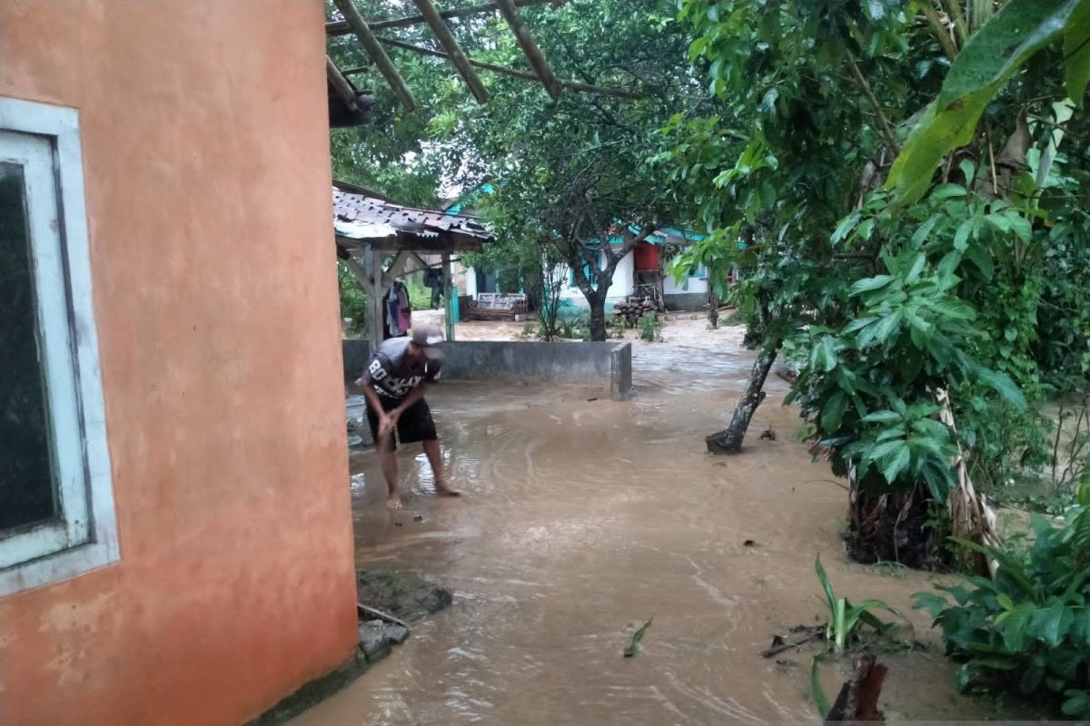 Banjir di pemukiman warga Kampung Gadog Sukabumi mulai surut