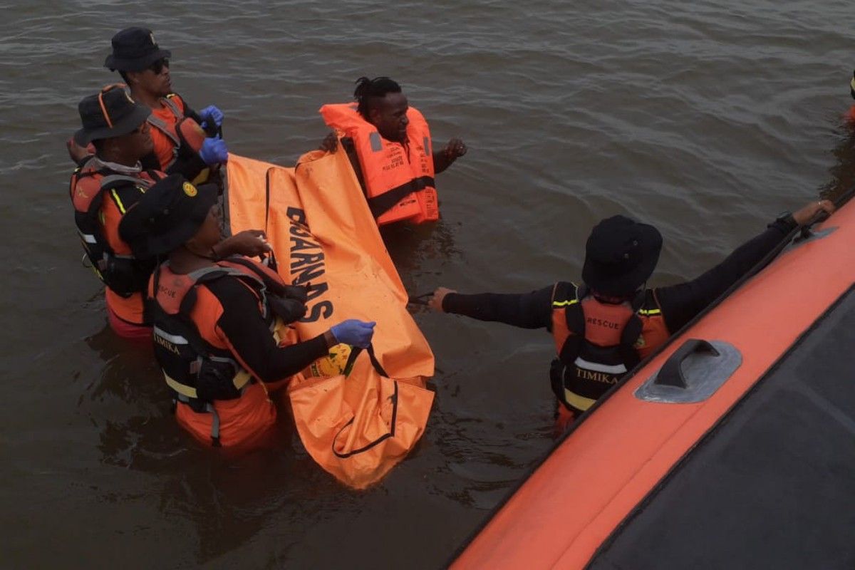 Tim SAR Timika evakuasi korban tenggelam Pantai Nadja