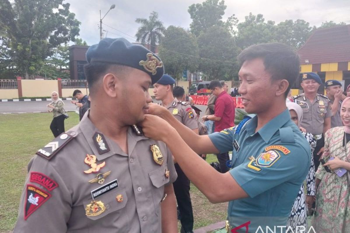 Prajurit TNI AL pasang pangkat ke personel Brimob Polda Babel