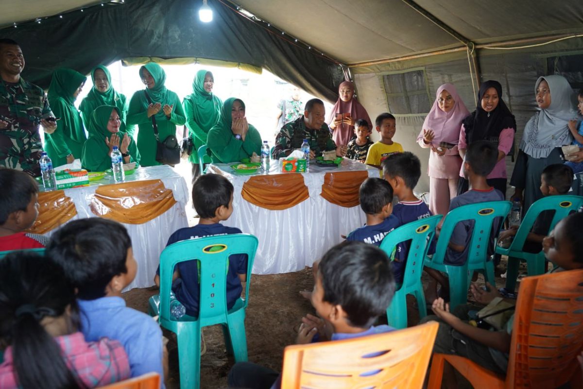 Danrem Lilawangsa dan istri makan bersama anak-anak terdampak banjir Aceh Utara