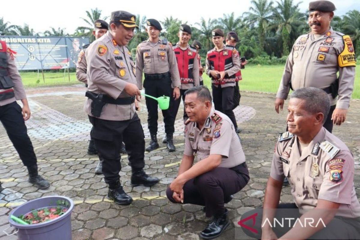 13 Personel Polres Palas naik pangkat