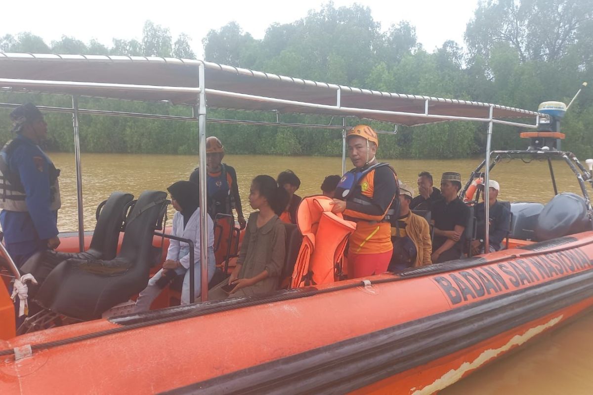 SAR Jambi evakuasi penumpang kapal terapung di perairan Ujung Jabung