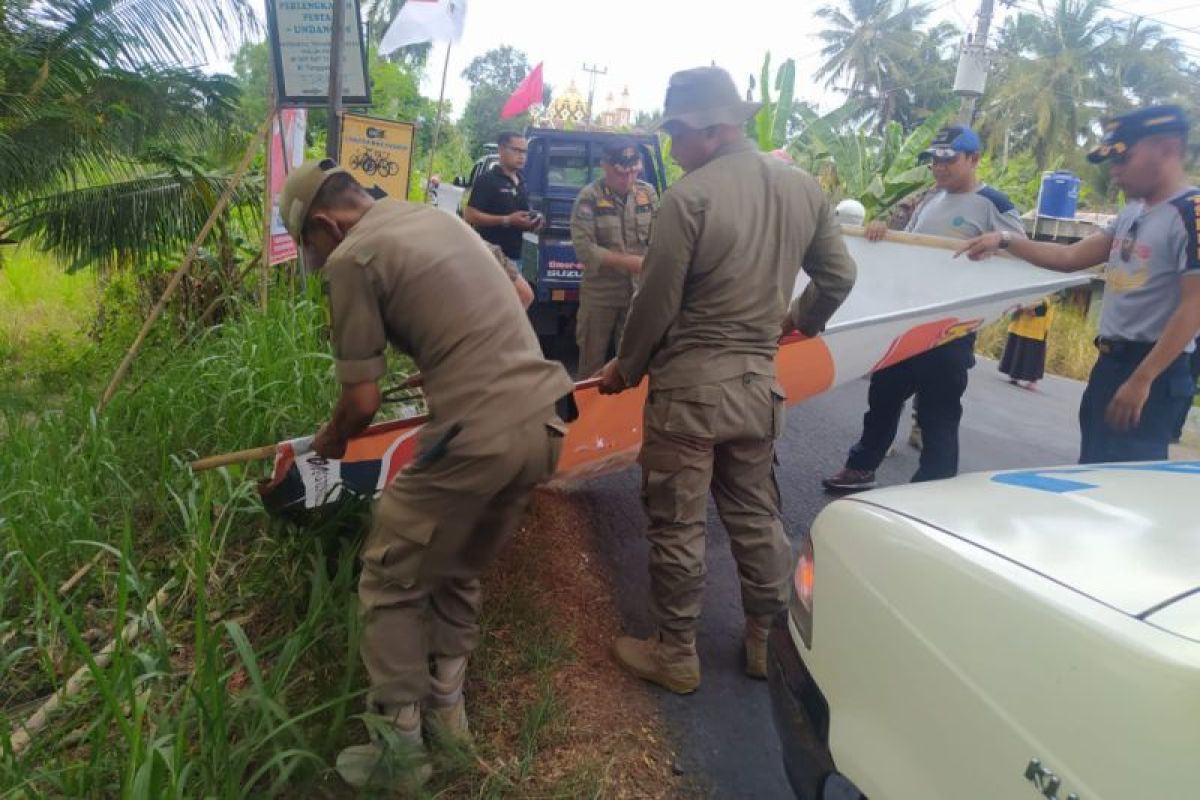 Bawaslu dan KPU Kulon Progo tertibkan bendera parpol