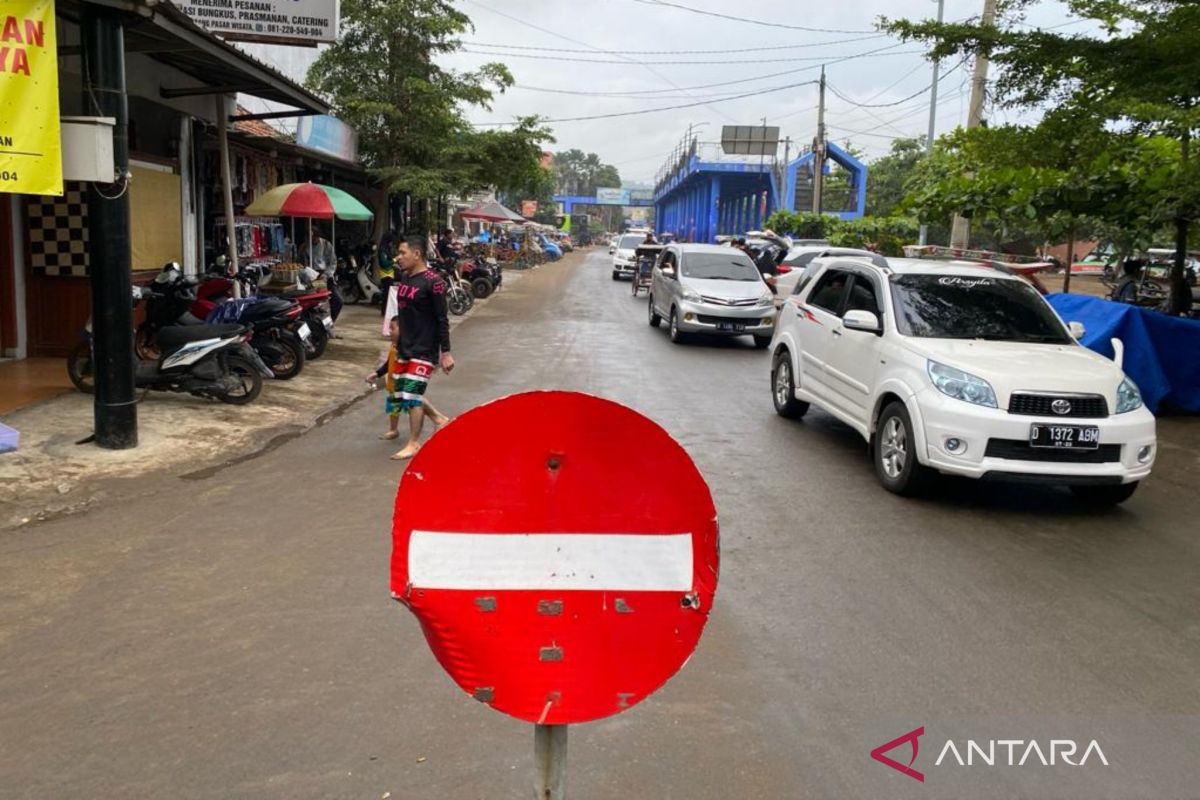 Arus kendaraan wisatawan mulai ramai jelang Tahun Baru di Pangandaran Jawa Barat