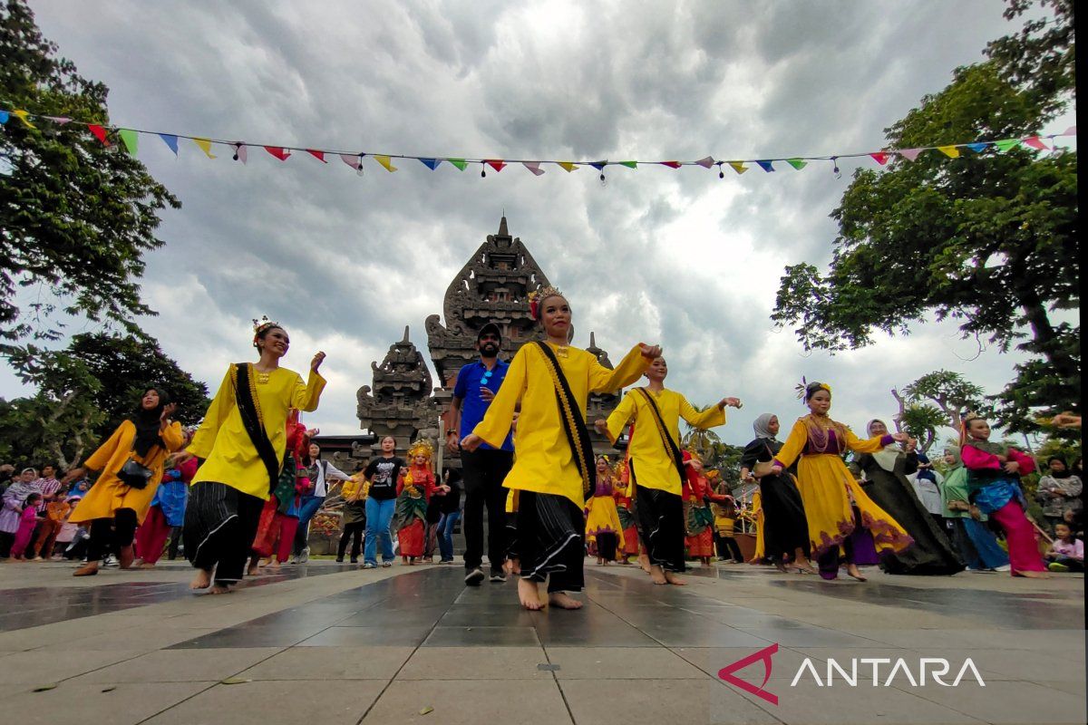 Pesona menjelajah kekayaan budaya Nusantara di TMII