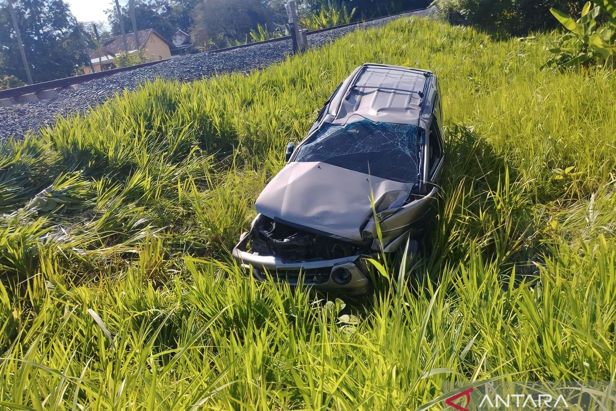 Pengendara Panther tertabrak kereta di perlintasan Sungai Binjai OKU Timur