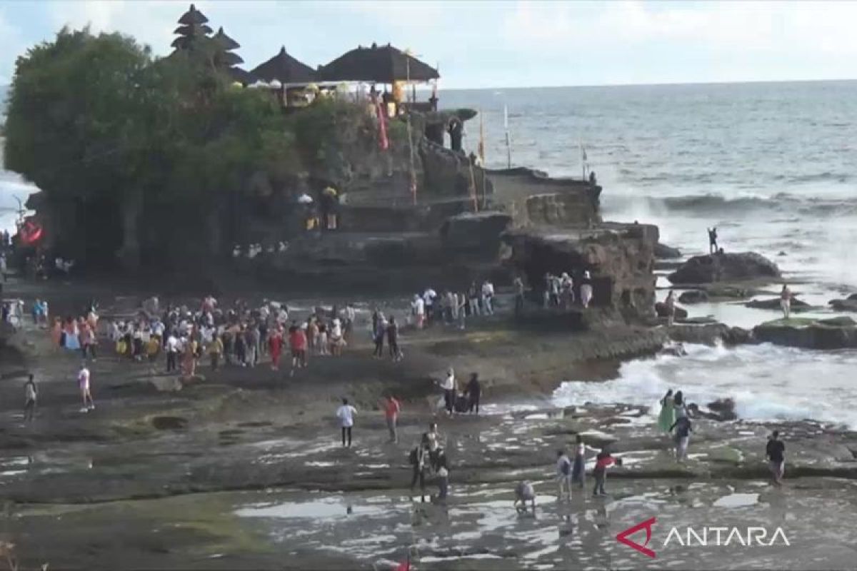 Dua juta wisatawan kunjungi Tanah Lot Bali di tahun 2023