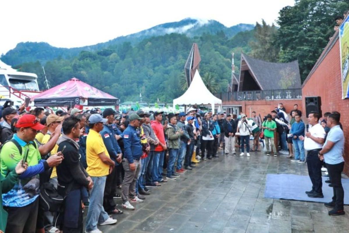 290 peserta ramaikan festival memancing di Danau Toba