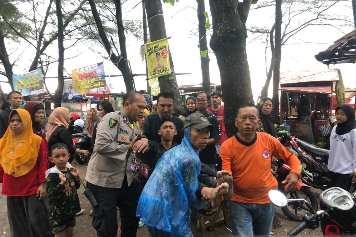 Pedagang di Pantai Istana Presiden di Sukabumi pingsan di sambaran petir