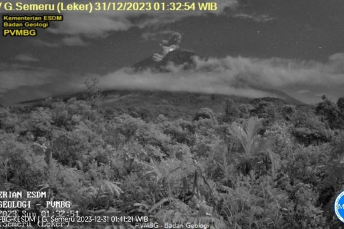 Gunung Semeru erupsi lagi, warga sisi tenggara diminta menjauh 13 km dari puncak