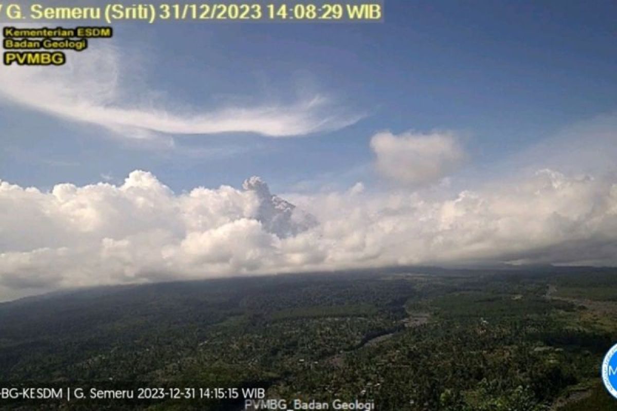 Gunung Semeru Jatim dua kali erupsi disertai luncuran awan panas