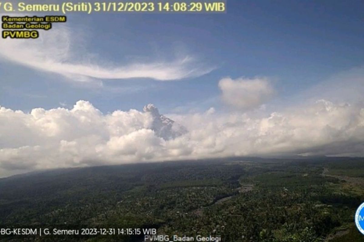 Semeru dua kali erupsi disertai luncuran awan panas