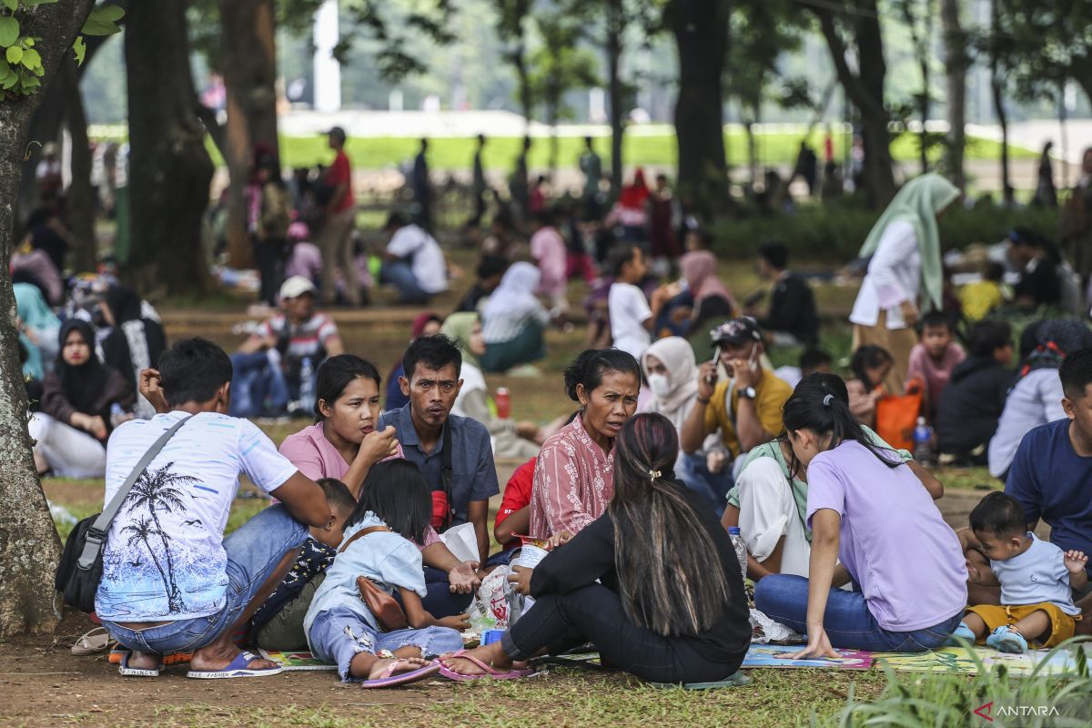 Puluhan ribu wisatawan mengunjungi kawasan Monas saat libur panjang