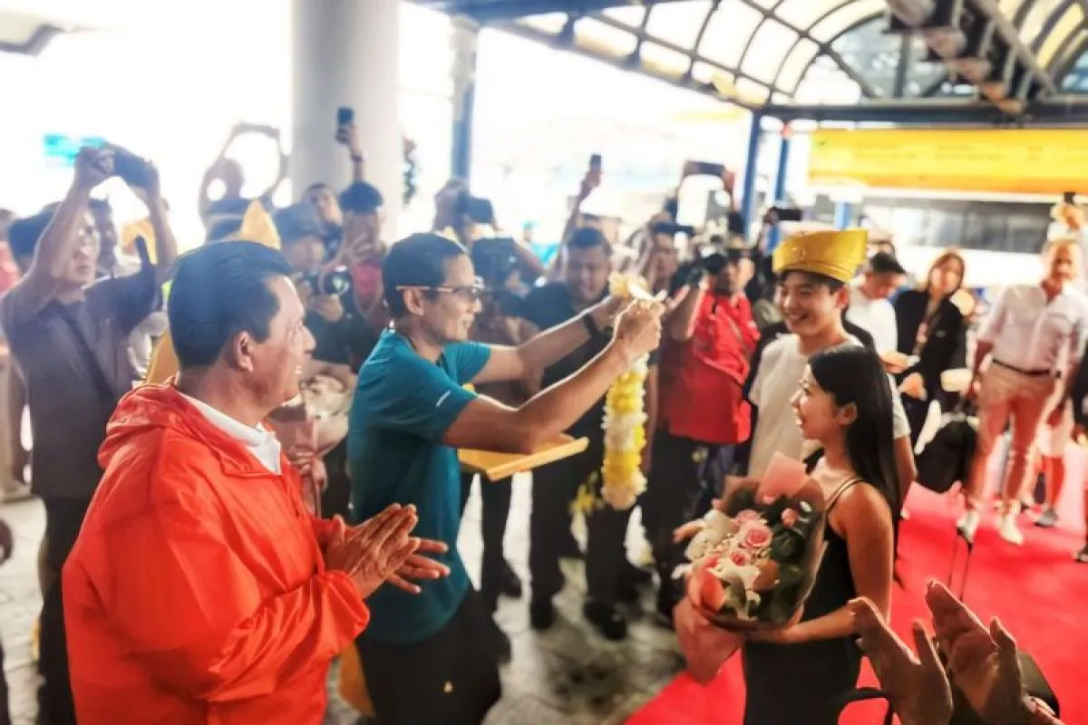 Sandiaga Uno sambut kedatangan wisman perdana 2024 di Bintan