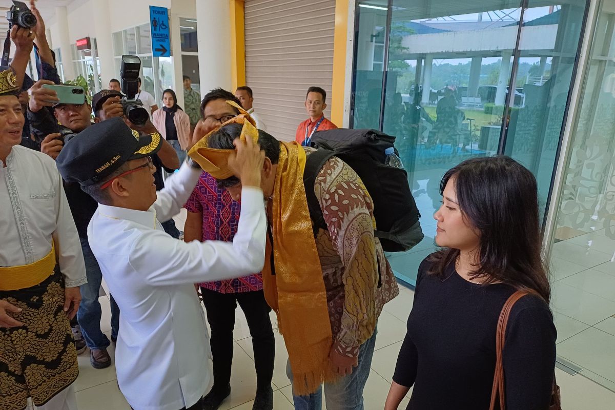 Pemkot Tanjungpinang sambut kedatangan wisnus perdana di bandara RHF