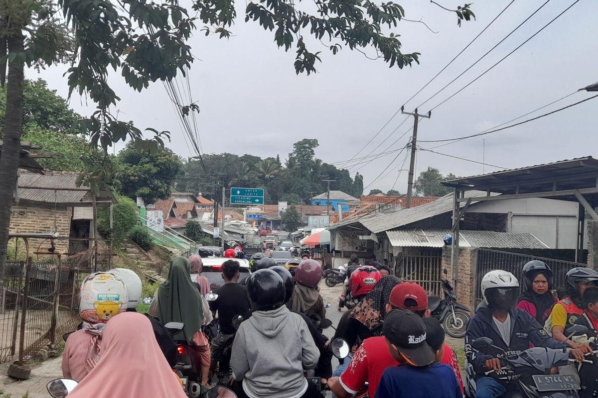 Jalan ke pantai Anyer macet