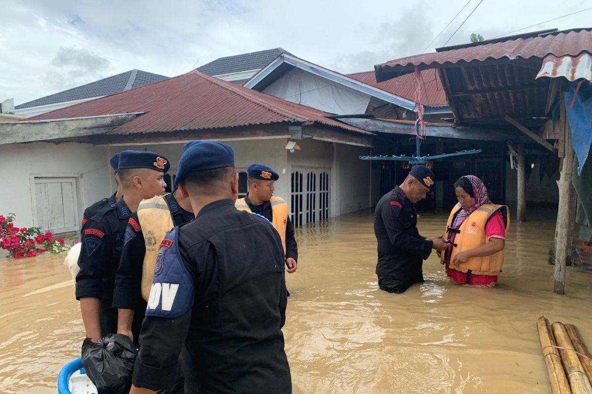 Polda Jambi kirim Satbrimob evakuasi korban banjir Sungai Penuh