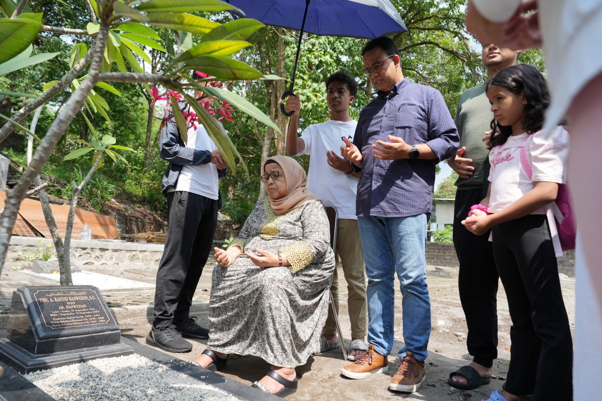 Anies ziarah ke makam sang ayah di Yogjakarta