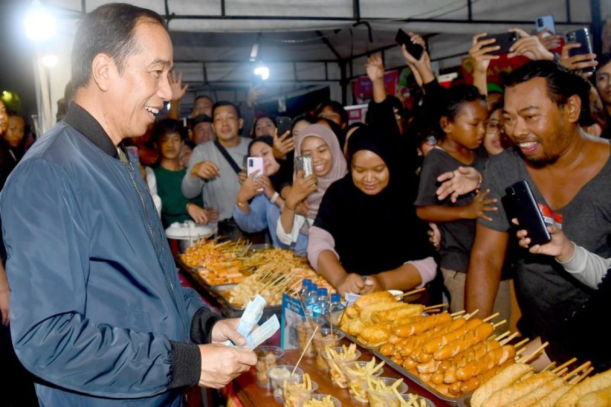 Jelang pergantian tahun, Presiden Jokowi beli temulawak dan jajanan di Surakarta