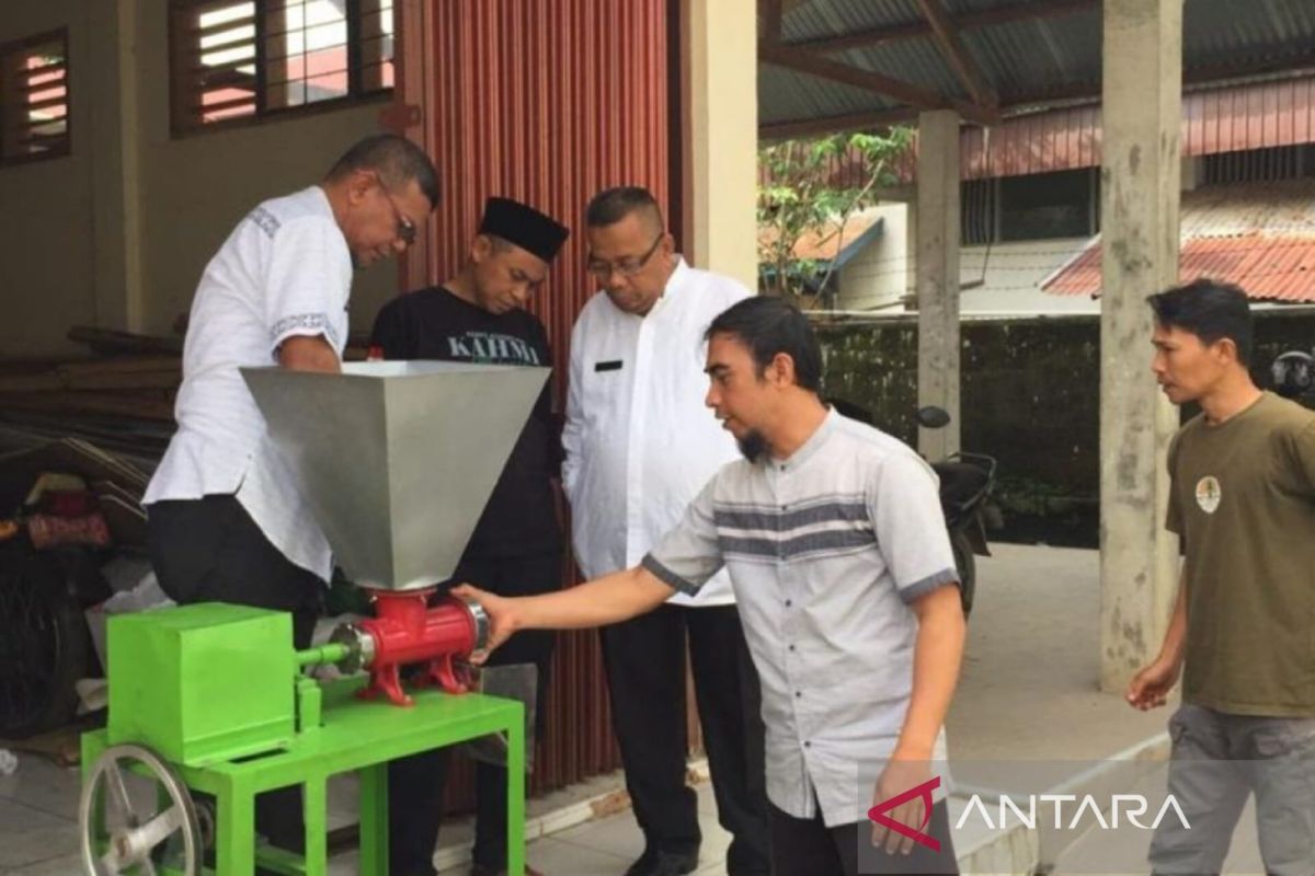 DLH Kota Solok serahkan bantuan mesin pencacah ke kelompok tani