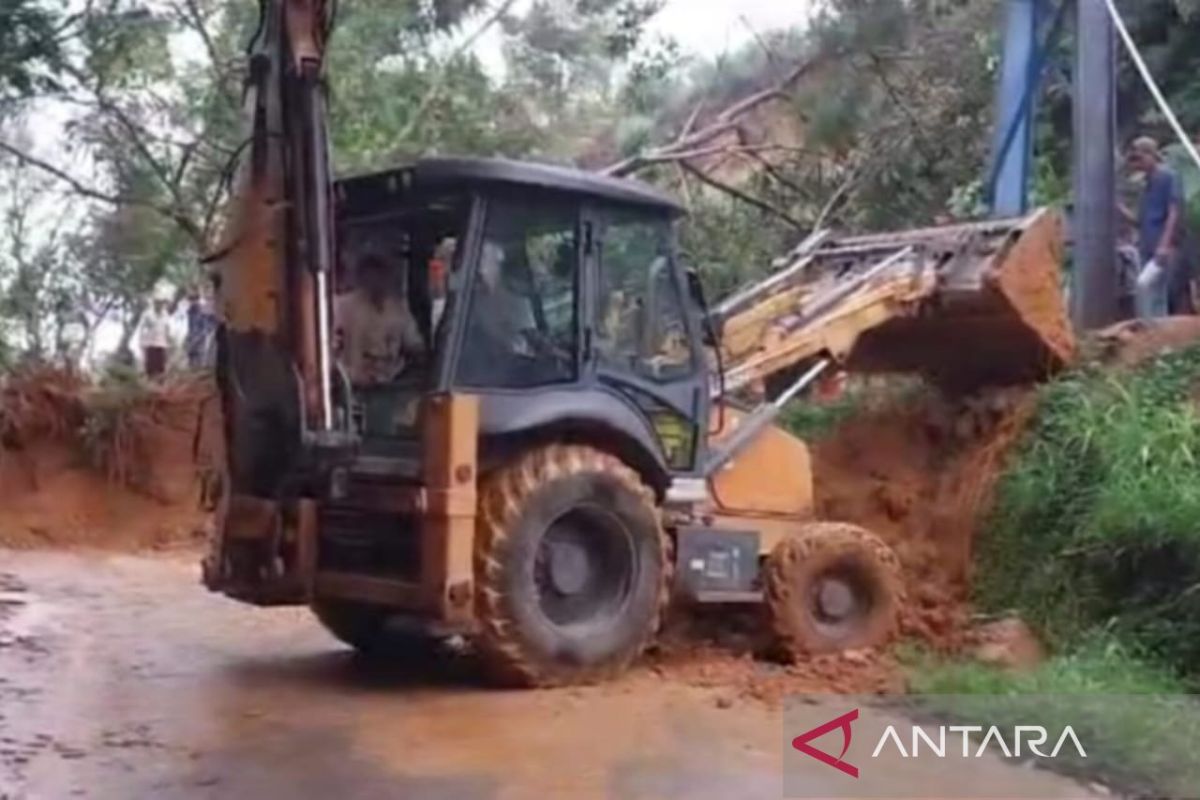 Jalan nasional Padang-Kerinci tertutup longsor masih terus diperbaiki