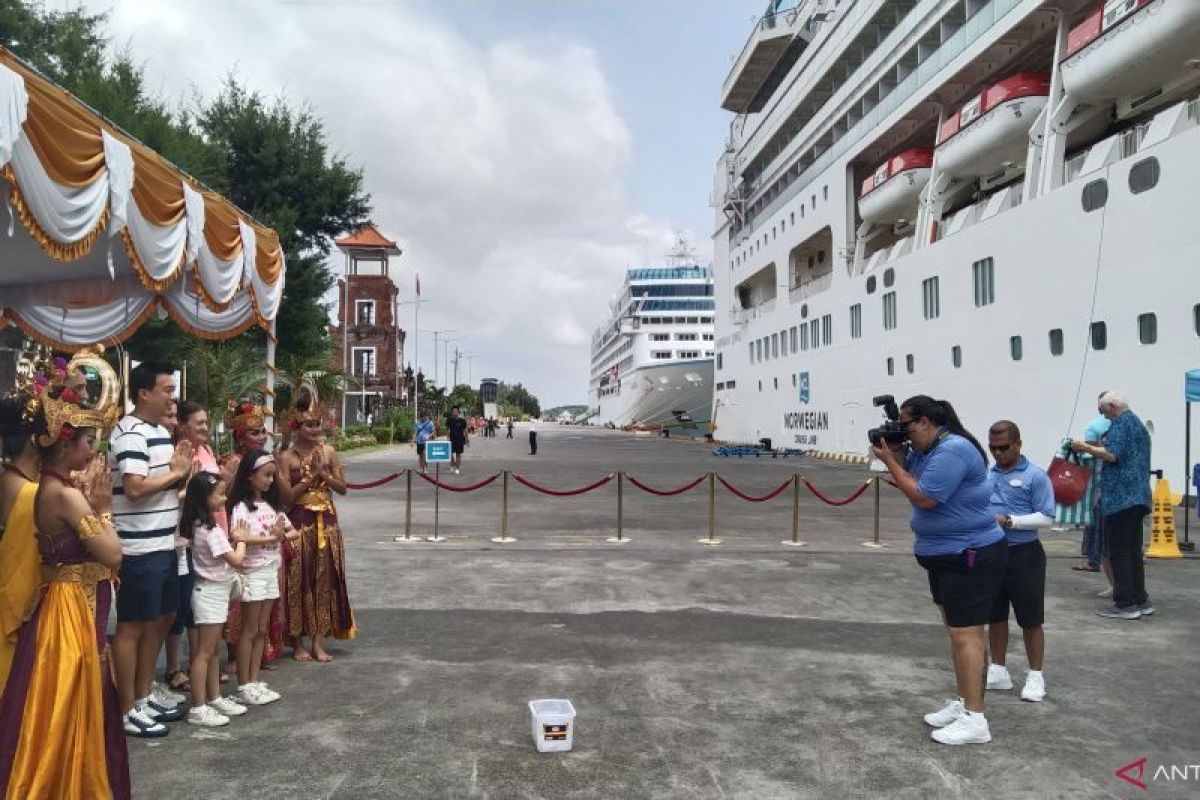 Pelindo Benoa sambut turis kapal pesiar pertama 2024 dengan atraksi budaya