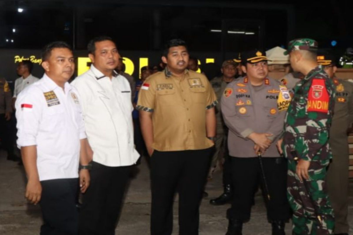 Foto - Ketua DPRD Banjarbaru patroli bersama Forkopimda di malam tahun baru