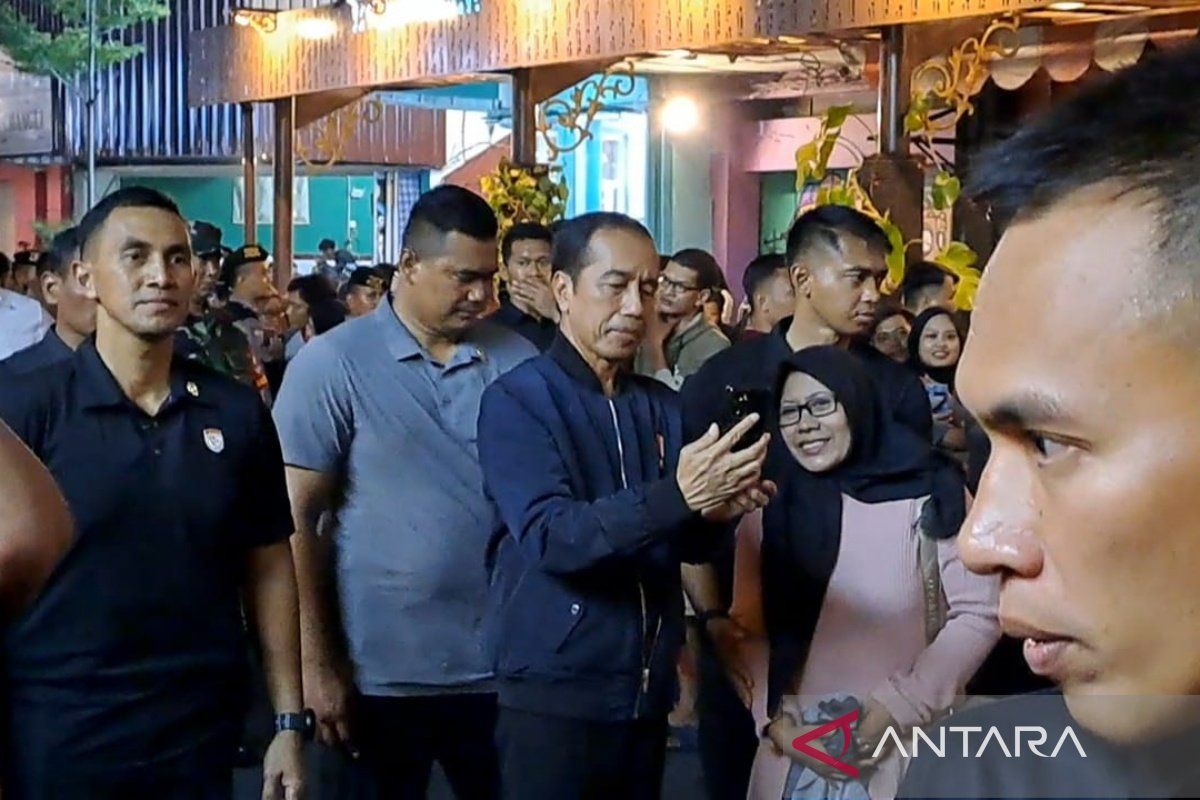 Presiden Jokowi melewati malam pergantian tahun di CFN Ngarsopuro Solo