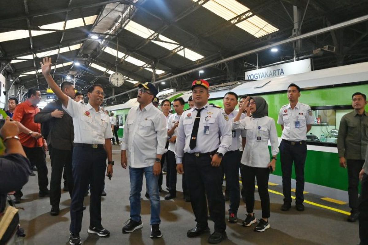 Menhub meninjau tiga stasiun di jalur selatan Jawa