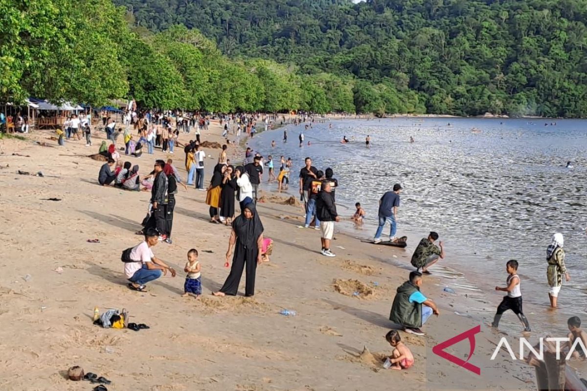 Liburan Tahun Baru, Pantai Pulau Datok dipadati ribuan pengunjung