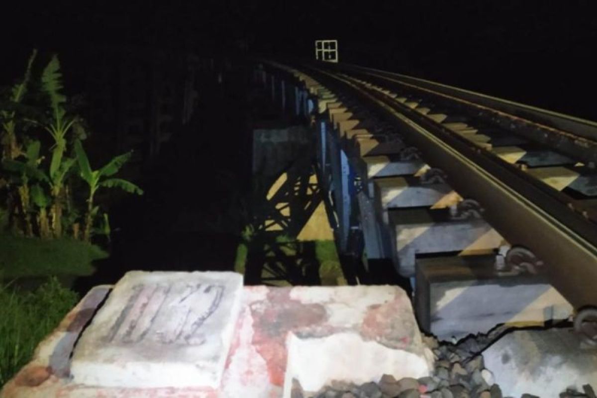 Perjalanan 13 kereta api dihentikan saat gempa melanda Sumedang Jabar