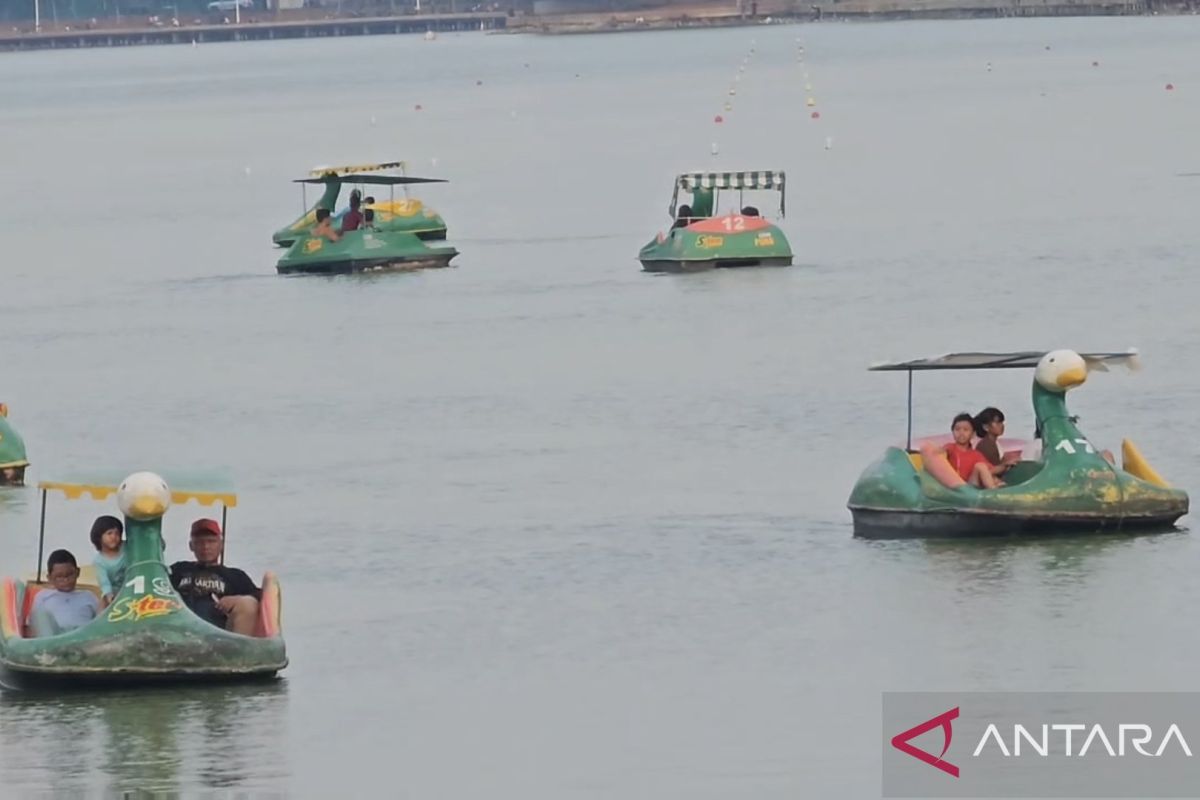 Warga padati Danau Sunter dan Waduk Pluit saat liburan tahun baru