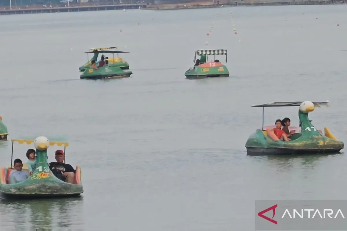 Warga padati Danau Sunter dan Waduk Pluit saat liburan tahun baru