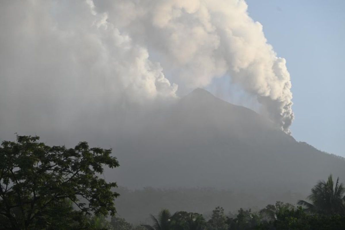 Satu gunung api di NTT berstatus siaga dan tiga waspada